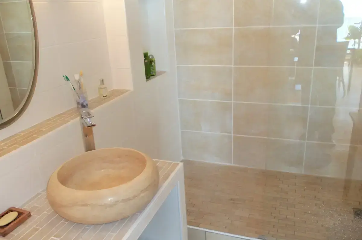 Aménagements de salle de bain pour personne à mobilité réduite