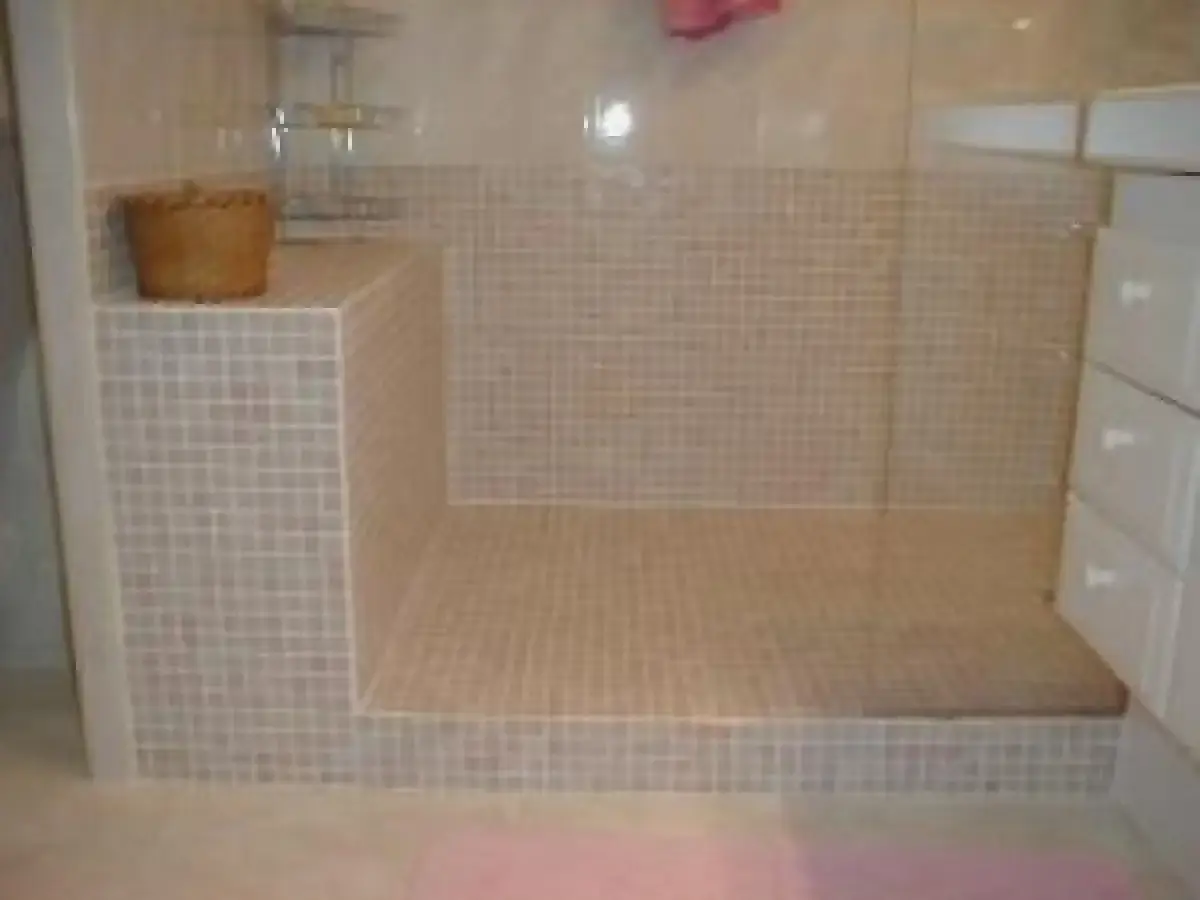 La douche italienne carrelée en mosaique - Image 1